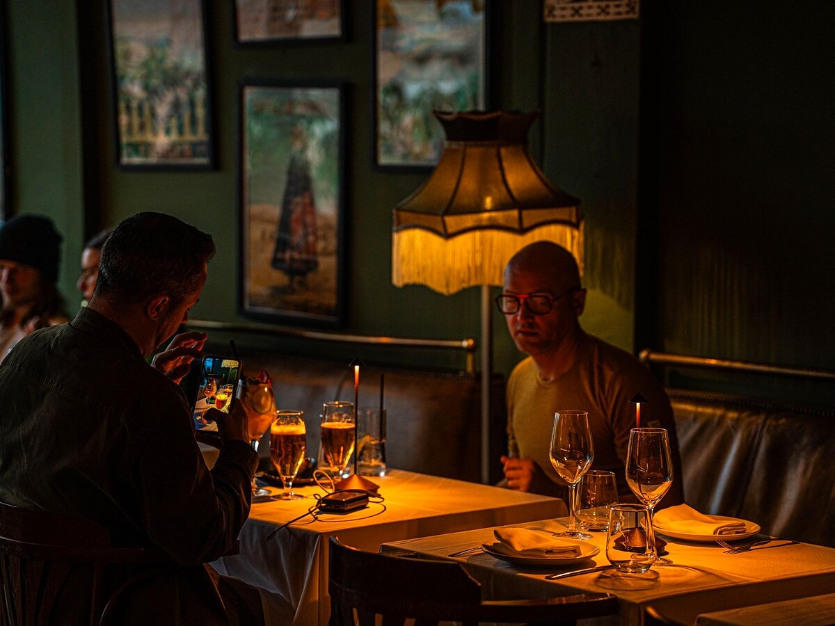 Kolacja przy świecach w piwnicznej sali restauracji Piwnica