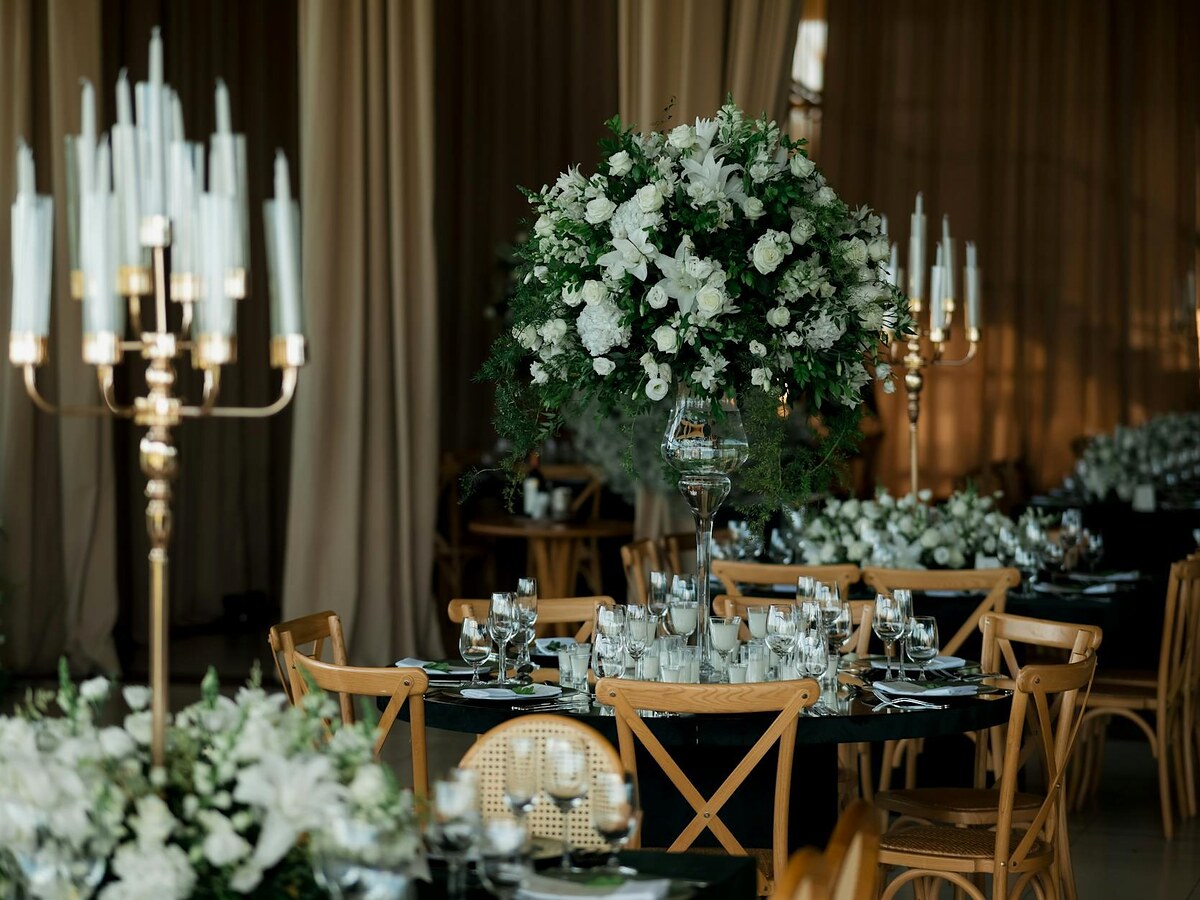 Elegancka sala restauracyjna z kwiatami i świecami